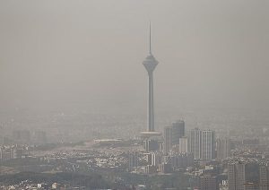 شهر تهران طبیعتا از هر نظر باید سرمشق و الگوی سایر شهرهای کشورمان باشد که بیشتر بدلایل سوء مدیریتی به هیچ وجه چنین جایگاهی را ندارد ؟!؟. چهل مشکل عمده شهر تهران به اختصار عبارتند از : 1- ترافیک 2 - آلودگی هوا 3 - سد معبر کسبه و مغازه داران و دستفروشان و دوره گردهای وانتی و... 4 - نظافت خیابان‌ها و کوچه ها 5 - آسفالت معابر 6 - کمبود ایستگاه اتوبوس و مترو 7 - فراوانی موش ها 8 - کمبود شدید جای پارک و پارکینگ 9 - بافت فرسوده محلات 10 - ناکافی بودن تابلوهای راهنمای شهری 11 - کمبود شدید شهربازی 12 - کمبود مراکز خرید قابل دسترس برای همه 13 - کمبود شدید سرویس بهداشتی و آبخوری در سطح شهر 14 - دعوا و درگیری و زد و خوردهای فراوان 15 - کمبود ایستگاه آتش نشانی 16 - لزوم مناسب سازی پیاده روها 17 - سرقت، کیف قاپها و خفت گیری ها 18 - موتورسیکلت های قانون شکن و دودزا 19 - فقدان امکانات برای زیست شبانه مردم 20 - صنایع و مشاغل مزاحم و آلاینده 21 - جمع آوری ، دفن و بازیافت نامناسب زباله ها 22 - زباله دزدها و زباله گردها 23 - معتادان متجاهر و کارتن خوابها 24 - متکدیان سر چهار راه ها 25 - آبیاری غیر علمی فضای سبز 26 - عدم همکاری دولت ها در حمایت از نگهداری شهر 27 - کمبود شدید آموزش‌های شهروندی 28 - متلک پرانی و مزاحمت‌های فراوان برای زنان و دختران خصوصا در شبها 29 - عدم حمایت لازم و کافی از گسترش فرهنگ دوچرخه سواری 30 - بی‌عدالتی های فراوان در امکانات بالا و پایین شهر 31 - موضوع بلاصاحب حریم شهر 32 - فقدان امکانات کافی قابل دسترس تفریحی ورزشی برای بازنشستگان و سالمندان 33 - معماری و شهرسازی نامتقارن و غیر هدفمند 34 - کمبود شدید منابع آب و برق و... 35 - مهاجرین غیر قانونی و اتباع بیگانه با مزاحمت‌های فراوان اجتماعی و اقتصادی 36 - تعدد فراوان انواع پادگان‌ها و مراکز نظامی 37 - کمبود شدید قبرستان ( آرامستان ) 38 - شفاف نبودن میان سهم تهران در تولید ناخالص داخلی و منابعی که به آن تخصیص داده می‌شود 39 - سر ریز شدن بی قاعده جمعیت شهرهای اطراف به تهران و تغییرات بافت جمعیتی نامتقارن 40 - فقدان یک سالن حداقل 10 هزار نفری برای کنسرتها ، جشن‌ها و رویدادهای فرهنگی اجتماعی. ما ان شاء الله در شورای شهر سال بعد تلاش خواهیم کرد با همفکری و همدلی، برای مردم و شهروندان پایتخت شرایط زیستی آبرومندانه تری با هم افزایی میان نیروهای متخصص دلسوز فراهم آوریم. دکتر حسن خسروی مشاور دبیرکل و عضو علی البدل شورای مرکزی حزب نوآوران استان تهران